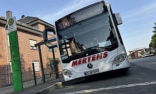 Umstieg in Hövelhof: Direkt neben dem Bahnhof (r.) halten die Busse des Schienenersatzverkehrs. - Jens Reddeker Umstieg in Hövelhof: Direkt neben dem Bahnhof (r.) halten die Busse des Schienenersatzverkehrs. - Jens Reddeker