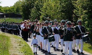 Beim Schützenfest in Pömbsen war auch im vergangenen Jahr viel los. Diesmal gibt es wieder ein buntes Fest, aber ohne König. - Jonas Gröne Beim Schützenfest in Pömbsen war auch im vergangenen Jahr viel los. Diesmal gibt es wieder ein buntes Fest, aber ohne König. - Jonas Gröne