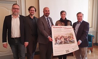 Stellten die Umfrage bei einem Pressetermin vor (v.l.): Beigeordneter für Bildung, Jugend und Soziales Patrick Puls, Norman Dürkopp (Stabstelle Sozialplanung), Cemalettin Özer (Interkulturelle Organisations- und Personalberatung Bielefeld), Kerstin Fiebig (Koordinierungsstelle Integration) und Bürgermeister Tim Kähler. - Alina Rullkötter Stellten die Umfrage bei einem Pressetermin vor (v.l.): Beigeordneter für Bildung, Jugend und Soziales Patrick Puls, Norman Dürkopp (Stabstelle Sozialplanung), Cemalettin Özer (Interkulturelle Organisations- und Personalberatung Bielefeld), Kerstin Fiebig (Koordinierungsstelle Integration) und Bürgermeister Tim Kähler. - Alina Rullkötter