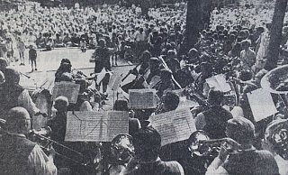 Volles Haus: Mehr als 1.000 Besucher waren 1971 zum Kurkonzert im Naturpark Randringhausen gepilgert, um den Düsseldorfer Mädchenchor, den MGV 1898 Stift Quernheim und die Dorfkapelle Oberbauerschaft zu hören. - NW Volles Haus: Mehr als 1.000 Besucher waren 1971 zum Kurkonzert im Naturpark Randringhausen gepilgert, um den Düsseldorfer Mädchenchor, den MGV 1898 Stift Quernheim und die Dorfkapelle Oberbauerschaft zu hören. - NW