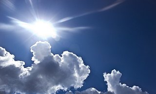 Am Wochenende sind vereinzelt Wolken am Himmel. Die Sonne setzt sich meistens durch. - Symbolbild Pixabay Am Wochenende sind vereinzelt Wolken am Himmel. Die Sonne setzt sich meistens durch. - Symbolbild Pixabay