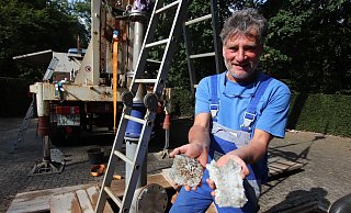 Brunnenbauer Tom Meybert im Sommer 2019 mit einigen Brocken der Salz- und Gipskristalle, die die Rohrleitung im Alexander-von-Humboldt-Sprudel verstopft haben. - Jörg Stuke Brunnenbauer Tom Meybert im Sommer 2019 mit einigen Brocken der Salz- und Gipskristalle, die die Rohrleitung im Alexander-von-Humboldt-Sprudel verstopft haben. - Jörg Stuke