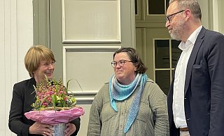 Mit einem Blumenstrauß verabschiedeten die Vorsitzende des Schulausschusses, Dana Kuntemeier-Wolff (Mitte), und Beigeordneter Patrick Puls Gudrun Horst de Cuestas "aus der Herforder Schullandschaft". - Natalie Gottwald Mit einem Blumenstrauß verabschiedeten die Vorsitzende des Schulausschusses, Dana Kuntemeier-Wolff (Mitte), und Beigeordneter Patrick Puls Gudrun Horst de Cuestas "aus der Herforder Schullandschaft". - Natalie Gottwald
