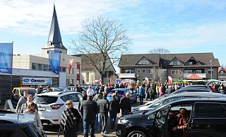 Tausende Gäste bummelten im März 2019 bei der Automesse durch Rahden und informierten sich dabei auch über die neuen automobilen Trends. In den beiden Folgejahren fiel die Messe aus und auch dieses Jahr ist sie abgesagt. - Joern Spreen-Ledebur Tausende Gäste bummelten im März 2019 bei der Automesse durch Rahden und informierten sich dabei auch über die neuen automobilen Trends. In den beiden Folgejahren fiel die Messe aus und auch dieses Jahr ist sie abgesagt. - Joern Spreen-Ledebur