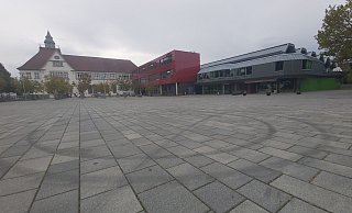 Auf dem Marktplatz waren zuletzt Unbekannte mit hochmotorisierten Autos unterwegs und haben Bremsspuren hinterlassen. - Florian Weyand Auf dem Marktplatz waren zuletzt Unbekannte mit hochmotorisierten Autos unterwegs und haben Bremsspuren hinterlassen. - Florian Weyand