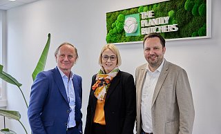 Hans-Ewald Reinert (l.) und TPB-Geschäftsführer Sven Wieken - hier bei der Eröffnung des Stammsitzes in Osnabrück mit Oberbürgermeisterin Katharina Pötter. - impact Agentur für Kommunikation GmbH Hans-Ewald Reinert (l.) und TPB-Geschäftsführer Sven Wieken - hier bei der Eröffnung des Stammsitzes in Osnabrück mit Oberbürgermeisterin Katharina Pötter. - impact Agentur für Kommunikation GmbH