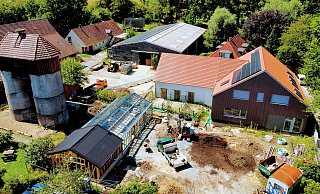 Das Grüne Klassenzimmer der Falken besteht aus dem geräumigen Neubau in Holzrahmenbauweise (rechts), der an einen bestehenden Stall angebaut worden ist. Doch es hat sich noch mehr verändert. - Eike J. Horstmann Das Grüne Klassenzimmer der Falken besteht aus dem geräumigen Neubau in Holzrahmenbauweise (rechts), der an einen bestehenden Stall angebaut worden ist. Doch es hat sich noch mehr verändert. - Eike J. Horstmann