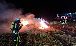 Die Feuerwehr löscht die brennenden Strohballen. - Feuerwehr Die Feuerwehr löscht die brennenden Strohballen. - Feuerwehr