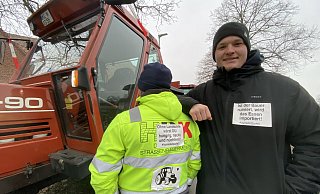 Die Bad Oeynhausener Sven Walter (l.) und Hardy Lewin haben auch sich selbst mit Protestaufklebern versehen. - Nicole Sielermann Die Bad Oeynhausener Sven Walter (l.) und Hardy Lewin haben auch sich selbst mit Protestaufklebern versehen. - Nicole Sielermann