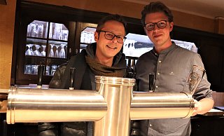 Christoph (l.) und Jan Nobbe hinterm Zapfhahn im altehrwürdigen "Myer Zwo". Ab Samstag werden die Gläser hier endlich wieder mit Bier befüllt. - Meiko Haselhorst Christoph (l.) und Jan Nobbe hinterm Zapfhahn im altehrwürdigen "Myer Zwo". Ab Samstag werden die Gläser hier endlich wieder mit Bier befüllt. - Meiko Haselhorst