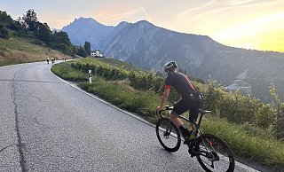 Aus dem Sattel und dem Sonnenaufgang entgegen: So manche Momente kann Peter Brucksch unterwegs genießen. - Erik Schröder Aus dem Sattel und dem Sonnenaufgang entgegen: So manche Momente kann Peter Brucksch unterwegs genießen. - Erik Schröder