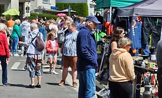 Auf dem Flohmarkt suchten viele Besucher nach Schnäppchen. - Alexandra Stratmeier Auf dem Flohmarkt suchten viele Besucher nach Schnäppchen. - Alexandra Stratmeier