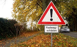 Die Situation für Radfahrer soll in Rödinghausen verbessert werden. Der Radweg an der Kilverstraße ist in keinem guten Zustand, darauf weist ein Schild hin. - Niklas Krämer Die Situation für Radfahrer soll in Rödinghausen verbessert werden. Der Radweg an der Kilverstraße ist in keinem guten Zustand, darauf weist ein Schild hin. - Niklas Krämer