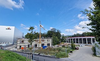Der Bau der neuen Mechanischen Werkstatt (r.) im Südosten des Werksgeländes von Storck ist sichtbar fortgeschritten. - Uwe Pollmeier Der Bau der neuen Mechanischen Werkstatt (r.) im Südosten des Werksgeländes von Storck ist sichtbar fortgeschritten. - Uwe Pollmeier