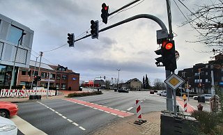 Provisorische Ampeln regeln derzeit den Verkehr an der Kreuzung am Ärztehaus in Ennigloh. - Niklas Krämer Provisorische Ampeln regeln derzeit den Verkehr an der Kreuzung am Ärztehaus in Ennigloh. - Niklas Krämer