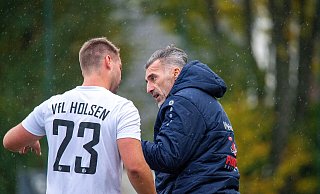 Aufholjagd starten: Trainer Thomas Stratos (r.) vom VfL Holsen gibt hier Marcel Fleer Anweisungen mit auf den Weg. - Joel Beinke Aufholjagd starten: Trainer Thomas Stratos (r.) vom VfL Holsen gibt hier Marcel Fleer Anweisungen mit auf den Weg. - Joel Beinke