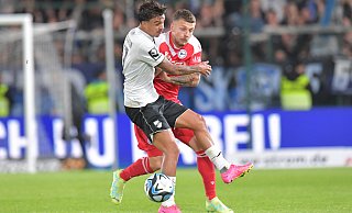 Arminia Bielefeld (hier Can Özkan, r., im Zweikampf mit Verls Oliver Batista Meier) bekommt aktuell zu viele Gegentore. - sport/presse/foto Jens Dünhölt Arminia Bielefeld (hier Can Özkan, r., im Zweikampf mit Verls Oliver Batista Meier) bekommt aktuell zu viele Gegentore. - sport/presse/foto Jens Dünhölt