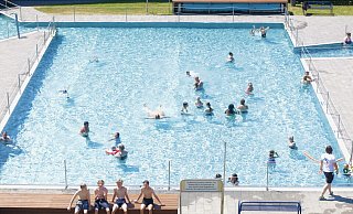 Ein seltener Anblick: Schönes Wetter führte nur an wenigen Tagen (so wie hier Mitte Juni) zu halbwegs normalem Trubel im Rolandsbad. Zu Beginn des Sommers durften höchstens 1.000 Menschen gleichzeitig in dem weitläufigen Areal sein. - Jessica Eberle Ein seltener Anblick: Schönes Wetter führte nur an wenigen Tagen (so wie hier Mitte Juni) zu halbwegs normalem Trubel im Rolandsbad. Zu Beginn des Sommers durften höchstens 1.000 Menschen gleichzeitig in dem weitläufigen Areal sein. - Jessica Eberle