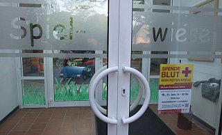 Herzlich Willkommen im DRK-Kindergarten "Spielwiese" an der Ratzenburger Straße im Westen der Kernstadt Espelkamps. Auch er wird um eine weitere Gruppe ergänzt. - Karsten Schulz Herzlich Willkommen im DRK-Kindergarten "Spielwiese" an der Ratzenburger Straße im Westen der Kernstadt Espelkamps. Auch er wird um eine weitere Gruppe ergänzt. - Karsten Schulz