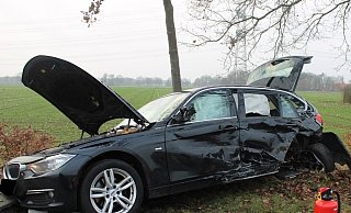 Bei einem Unfall in Stemwede wurden zwei Autos von der Fahrbahn geschleudert. Beide Fahrzeuge mussten abgeschleppt werden. - Polizei Minden-Lübbecke Bei einem Unfall in Stemwede wurden zwei Autos von der Fahrbahn geschleudert. Beide Fahrzeuge mussten abgeschleppt werden. - Polizei Minden-Lübbecke