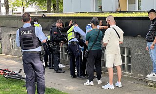 Der Polizeieinsatz vor Ort. Die Personalien der Beteiligten wurden festgestellt. - Paul Brinkmann Der Polizeieinsatz vor Ort. Die Personalien der Beteiligten wurden festgestellt. - Paul Brinkmann