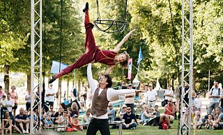Nach einer pandemiebedingten Absage in 2020 verwandelt sich mit der „Performance" am 6. und 7. September 2021 der Barockgarten von Schloß Neuhaus endlich wieder in ein buntes Spektakel aus Artistik und Straßenkunst. - Stadt Paderborn/Thorsten Hennig Nach einer pandemiebedingten Absage in 2020 verwandelt sich mit der „Performance" am 6. und 7. September 2021 der Barockgarten von Schloß Neuhaus endlich wieder in ein buntes Spektakel aus Artistik und Straßenkunst. - Stadt Paderborn/Thorsten Hennig