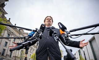 Maximilian Krah, AfD-Spitzenkandidat zur Europawahl, kommt zu einem Pressestatement nach dem Gespräch mit der AfD Fraktionsspitze. Ein Mitarbeiter von Krah steht unter dem Verdacht der Spionage für China. - Michael Kappeler/dpa Maximilian Krah, AfD-Spitzenkandidat zur Europawahl, kommt zu einem Pressestatement nach dem Gespräch mit der AfD Fraktionsspitze. Ein Mitarbeiter von Krah steht unter dem Verdacht der Spionage für China. - Michael Kappeler/dpa