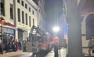 55 Feuerwehrleute waren Anfang Oktober bei dem Brand in der Sparkasse im Schildern im Einsatz. - Feuerwehr Paderborn 55 Feuerwehrleute waren Anfang Oktober bei dem Brand in der Sparkasse im Schildern im Einsatz. - Feuerwehr Paderborn