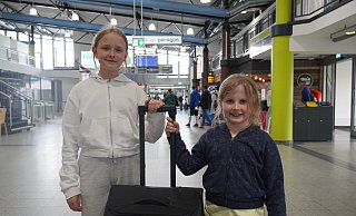 Für Maja und Marie geht es direkt zum Ferienstart in den Urlaub nach Mallorca. Günstig ist das aktuell nicht. - Felix Schwien Für Maja und Marie geht es direkt zum Ferienstart in den Urlaub nach Mallorca. Günstig ist das aktuell nicht. - Felix Schwien