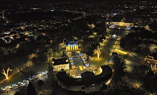 Auch aus der Luft ist das weihnachtliche Bad Oeynhausen sehenswert. Hier erstrahlen unten links die Fläche rund um Wandelhalle und Theater und oben rechts das altehrwürdige Kurhaus. - Thorsten Ulonska Auch aus der Luft ist das weihnachtliche Bad Oeynhausen sehenswert. Hier erstrahlen unten links die Fläche rund um Wandelhalle und Theater und oben rechts das altehrwürdige Kurhaus. - Thorsten Ulonska