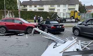 Die Trümmer des Werbeschildes liegen auf dem Boden. Zwei Fahrzeuge stehen sich schwer beschädigt gegenüber. - Jürgen Mahncke Die Trümmer des Werbeschildes liegen auf dem Boden. Zwei Fahrzeuge stehen sich schwer beschädigt gegenüber. - Jürgen Mahncke