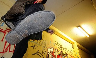 Schläge und Fußtritte setzte es für einen 60-jährigen Mann nach dem Verlassen der Stadtbahn. Das Motiv? völlig unklar. - Symbolfoto: Andreas Frücht Schläge und Fußtritte setzte es für einen 60-jährigen Mann nach dem Verlassen der Stadtbahn. Das Motiv? völlig unklar. - Symbolfoto: Andreas Frücht