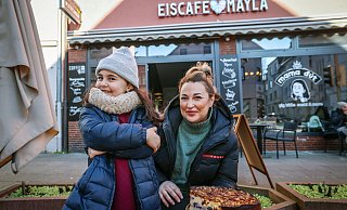 Mayla und Mama Sibel Güler präsentieren den "San Sebastian"-Käsekuchen. - Sarah Jonek Mayla und Mama Sibel Güler präsentieren den "San Sebastian"-Käsekuchen. - Sarah Jonek