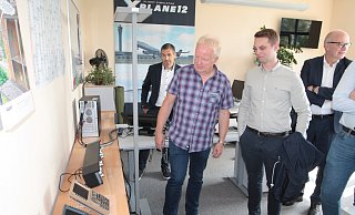 Winfried Diekmann, Geschäftsführer von Aerosoft, führt Kevin Gniosdorz durch das Unternehmen. Auch Bürens Bürgermeister Burkhard Schwuchow schaut und hört interessiert zu. - Uwe Müller Winfried Diekmann, Geschäftsführer von Aerosoft, führt Kevin Gniosdorz durch das Unternehmen. Auch Bürens Bürgermeister Burkhard Schwuchow schaut und hört interessiert zu. - Uwe Müller