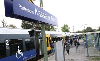 In der Nähe des Bahnhofs Kasseler Tor, an dem nur die Sennebahn hält, hat das Pärchen sein Sonnenbad genommen. - Holger Kosbab In der Nähe des Bahnhofs Kasseler Tor, an dem nur die Sennebahn hält, hat das Pärchen sein Sonnenbad genommen. - Holger Kosbab