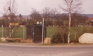 Ehemaliger Blick auf den Eingang: So sah der Ausweichplatz an der Stockfeldfeldstraße in Kirchlengern-Stift Quernheim aus. Rechts zu sehen ist der große Findling, der spurlos verschwunden ist. - Repro Thorsten Mailänder Ehemaliger Blick auf den Eingang: So sah der Ausweichplatz an der Stockfeldfeldstraße in Kirchlengern-Stift Quernheim aus. Rechts zu sehen ist der große Findling, der spurlos verschwunden ist. - Repro Thorsten Mailänder