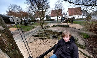 Der elfjährige Tilko - hier auf dem Spielplatz Ottilienstraße - wünscht sich in Nordhorn mehr Möglichkeiten für Kinder und Jugendliche zum Treffen und Spielen. - Andreas Frücht Der elfjährige Tilko - hier auf dem Spielplatz Ottilienstraße - wünscht sich in Nordhorn mehr Möglichkeiten für Kinder und Jugendliche zum Treffen und Spielen. - Andreas Frücht