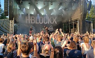 Beim Wohnsein-Open-Air im Schloss- und Auenpark feiert gut 2000 Besucher die H-Blockx. - Uwe Müller Beim Wohnsein-Open-Air im Schloss- und Auenpark feiert gut 2000 Besucher die H-Blockx. - Uwe Müller