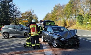 In Haldem-Arrenkamp stießen in diesem Einmündungsbereich drei Fahrzeuge zusammen. - Foto: Feuerwehr Stemwede In Haldem-Arrenkamp stießen in diesem Einmündungsbereich drei Fahrzeuge zusammen. - Foto: Feuerwehr Stemwede