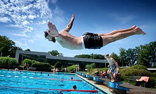 Und rein ins kühle Nass - im Nordbad in Gütersloh ist am Dienstag einiges los. - Andreas Frücht Und rein ins kühle Nass - im Nordbad in Gütersloh ist am Dienstag einiges los. - Andreas Frücht