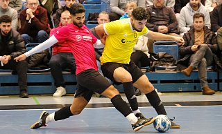 Ende des Jahres kämpfen die heimischen Teams um die 25. Hallen-Fußball Stadtmeisterschaft. In dieser Szene aus dem Vorjahr streitet Tunay Mert Kutluhan (damals Gadderbaum, links) mit einem Wellensieker um den Ball. - Andreas Zobe Ende des Jahres kämpfen die heimischen Teams um die 25. Hallen-Fußball Stadtmeisterschaft. In dieser Szene aus dem Vorjahr streitet Tunay Mert Kutluhan (damals Gadderbaum, links) mit einem Wellensieker um den Ball. - Andreas Zobe