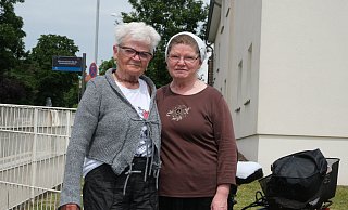 Nachbarschaftshilfe: Margret Gerke (l.) hat über Anna Enns ihr gestohlenes Fahrrad wiederbekommen. Zum Wiedersehen ist die 84-Jährige allerdings mit ihrem neuen Fahrrad gefahren. - Ulf Hanke Nachbarschaftshilfe: Margret Gerke (l.) hat über Anna Enns ihr gestohlenes Fahrrad wiederbekommen. Zum Wiedersehen ist die 84-Jährige allerdings mit ihrem neuen Fahrrad gefahren. - Ulf Hanke
