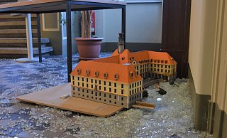 Auch das Modell des Rathauses wurde durch den Angeklagten beschädigt. - Stadt Herford Auch das Modell des Rathauses wurde durch den Angeklagten beschädigt. - Stadt Herford