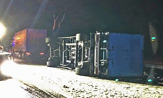Der Lkw-Anhänger kippte auf der B252 um. - Polizei Der Lkw-Anhänger kippte auf der B252 um. - Polizei