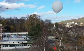 Der Ballon hat die ersten Höhenmeter geschafft. Insgesamt soll er auf 30 Kilometer Höhe steigen. - Thomas Kube Der Ballon hat die ersten Höhenmeter geschafft. Insgesamt soll er auf 30 Kilometer Höhe steigen. - Thomas Kube