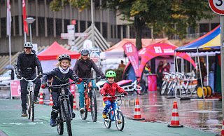 Passend gekleidet bereitet sogar Radfahren im Regen Freude: Claudia Lamm und Rouven Kern mit ihren Kindern Rocco (7) und Fridolin. - Sarah Jonek Passend gekleidet bereitet sogar Radfahren im Regen Freude: Claudia Lamm und Rouven Kern mit ihren Kindern Rocco (7) und Fridolin. - Sarah Jonek