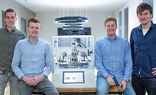 Matthias Risse (v. l.), Jan Ewerszumrode, Laurids Wetzel und Tom Toews haben die Maschine zum Lösen des Würfels gemeinsam entwickelt und umgesetzt. Matthias Risse (v. l.), Jan Ewerszumrode, Laurids Wetzel und Tom Toews haben die Maschine zum Lösen des Würfels gemeinsam entwickelt und umgesetzt.