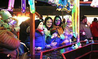 Entenangeln, Kinderkarussell, Loseziehen, Waffeln, Crepes und Zuckerwatte und obendrein der Grundschulspielplatz - die kleinen Besucher des Sternenzaubers hatten eine Menge Auswahl in diesem Jahr. - Ilka Gülker Entenangeln, Kinderkarussell, Loseziehen, Waffeln, Crepes und Zuckerwatte und obendrein der Grundschulspielplatz - die kleinen Besucher des Sternenzaubers hatten eine Menge Auswahl in diesem Jahr. - Ilka Gülker