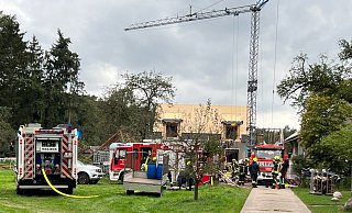 Feuer im Kreis Gütersloh: Anwohner hatten bereits selbst Löschversuche mit einem Pulverlöscher und einem Gartenschlauch unternommen. Dabei verletzte sich einer der Helfenden leicht und musste ins Krankenhaus. - Thorsten Heß Feuer im Kreis Gütersloh: Anwohner hatten bereits selbst Löschversuche mit einem Pulverlöscher und einem Gartenschlauch unternommen. Dabei verletzte sich einer der Helfenden leicht und musste ins Krankenhaus. - Thorsten Heß