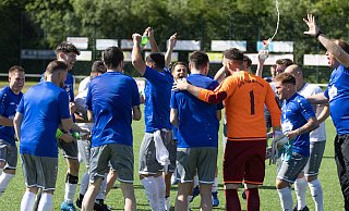 ausgelassene Stimmung beim Aufsteiger Spvg. Hiddenhausen - Benjamin Bueschenfeld | benjamin@sportfoto-owl.de ausgelassene Stimmung beim Aufsteiger Spvg. Hiddenhausen - Benjamin Bueschenfeld | benjamin@sportfoto-owl.de